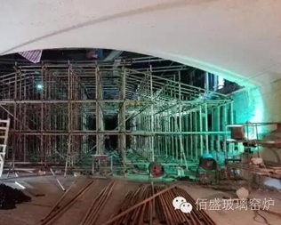 中玻藍星650t/d浮法窯爐冷修采用镟模支撐新工藝，完成了熔化部大镟施工